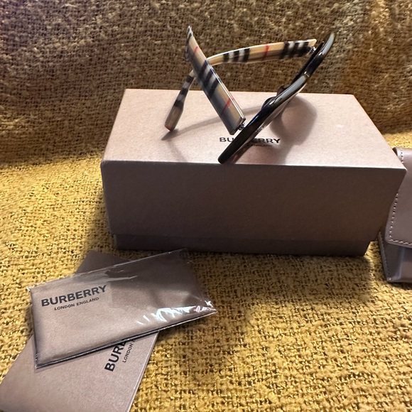 Burberry Black and Brown Sunglasses - Picture 4 of 7